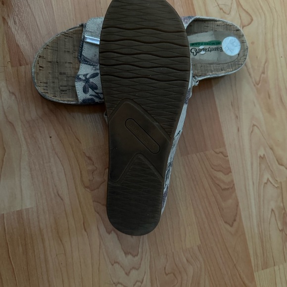 🍉Baretraps sandals 9 1/2 GUC, Velcro tan with floral pattern - Picture 2 of 10